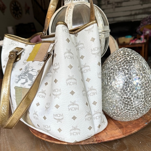 MCM Princess Lion White and Gold tote Bag with COA - Picture 5 of 16